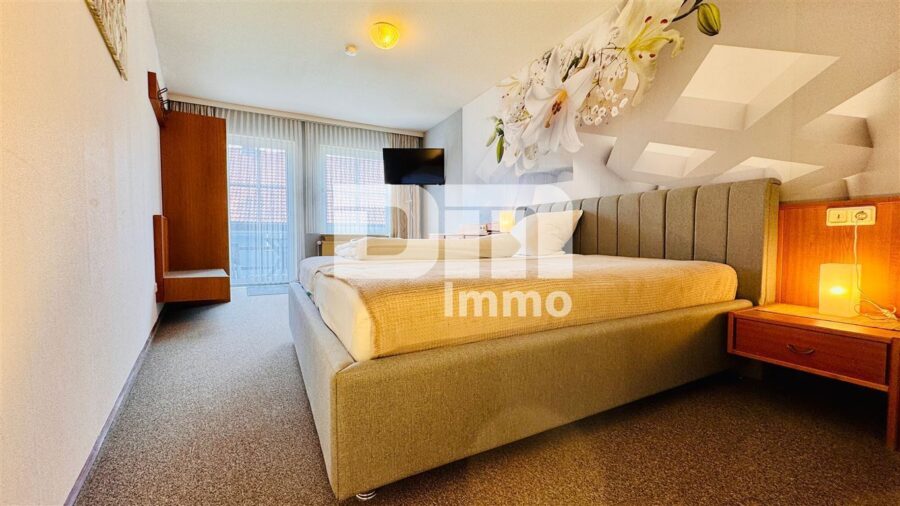 Opulente Gästehausanlage mit 13 Zimmern,2 Sälen,Gastronomiebetrieb + Betreiberwohnung - OG Gebäude 2 Doppelzimmer / Duschbad / Balkon